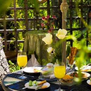 Panache-Niagara-breakfast-outdoors