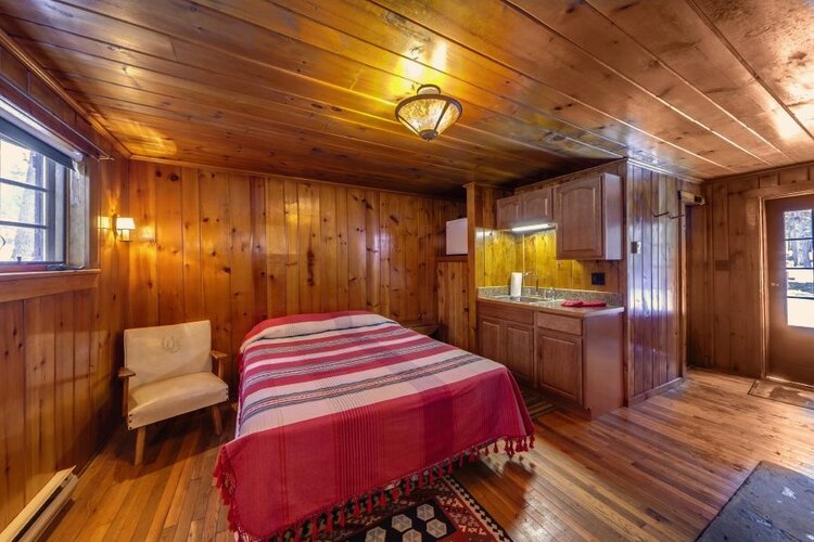 cabin-dwarfskill-preserve-pennsylvania-bed