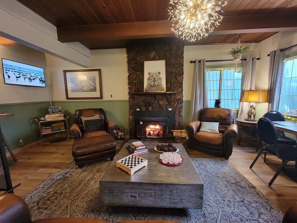 Cinnamon Bear Inn Mammoth Lakes California fireplace